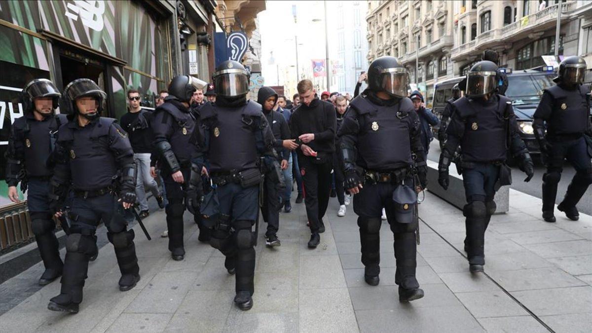 La policía evitó males mayores entre hinchas del Celta y Real Madrid.