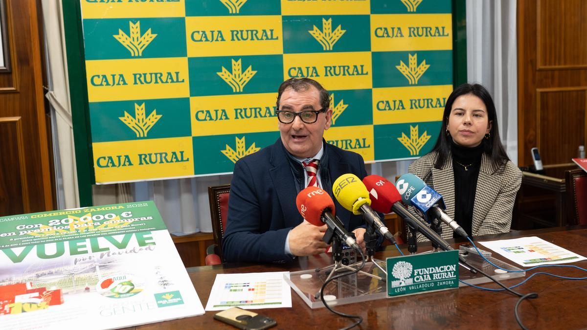 Narciso Prieto y Laura Huertos durante la presentación de la Plaza de los Sueños.