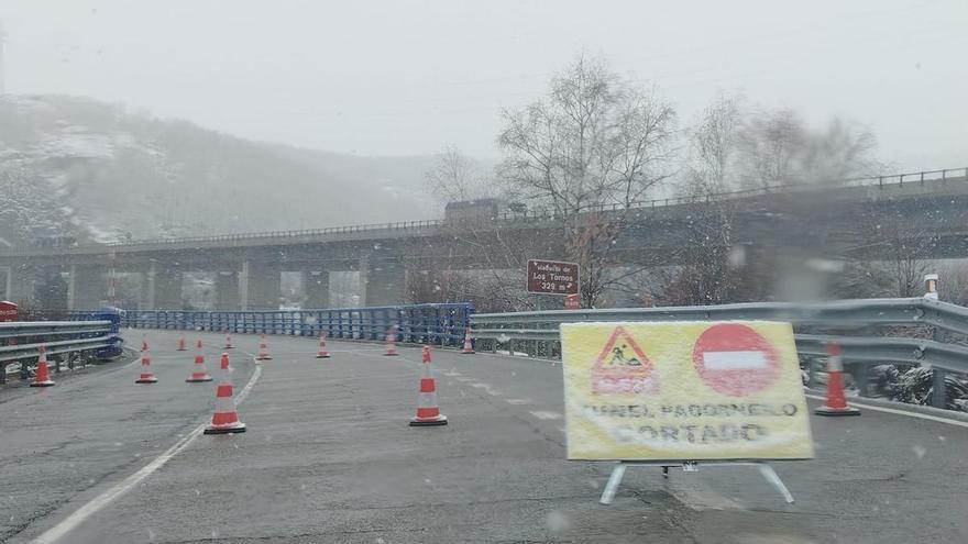 La nieve en la vía complica el tráfico en Sanabria