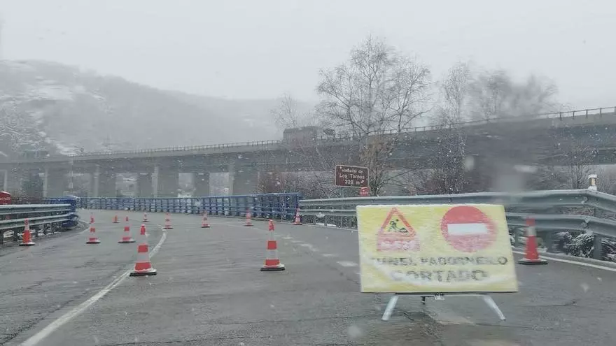La nieve en la vía complica el tráfico en Sanabria