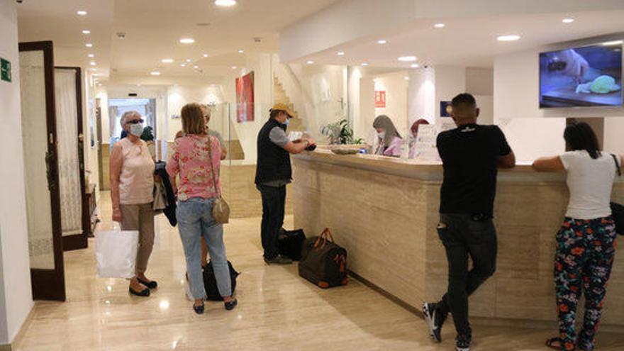 Turistes a un hotel de la Costa Brava.