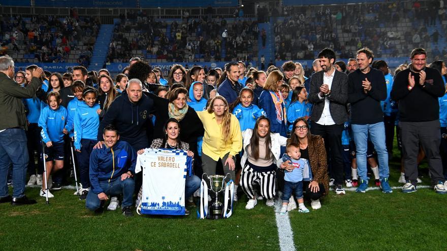 La exjugadora de la UD Las Palmas Mary Socorro, homenajeada por el Sabadell FC por la conquista de la Copa de 2003