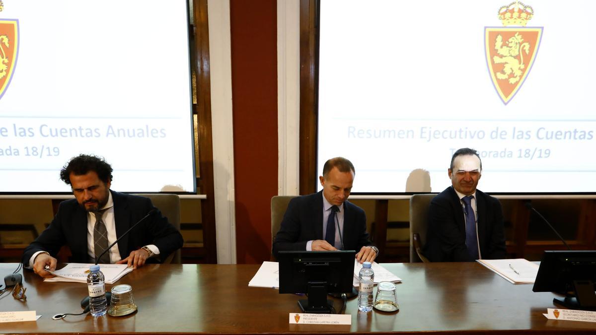Mariano Aured, director financiero, Christian Lapetra, presidente, y Antonio García Lapuente, secretario del consejo, en una Junta.