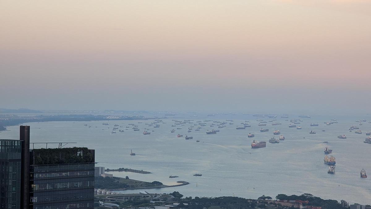 Buques fondeados en la costa de Singapur, próxima al estrecho de Malaca, en una imagen de finales de abril.