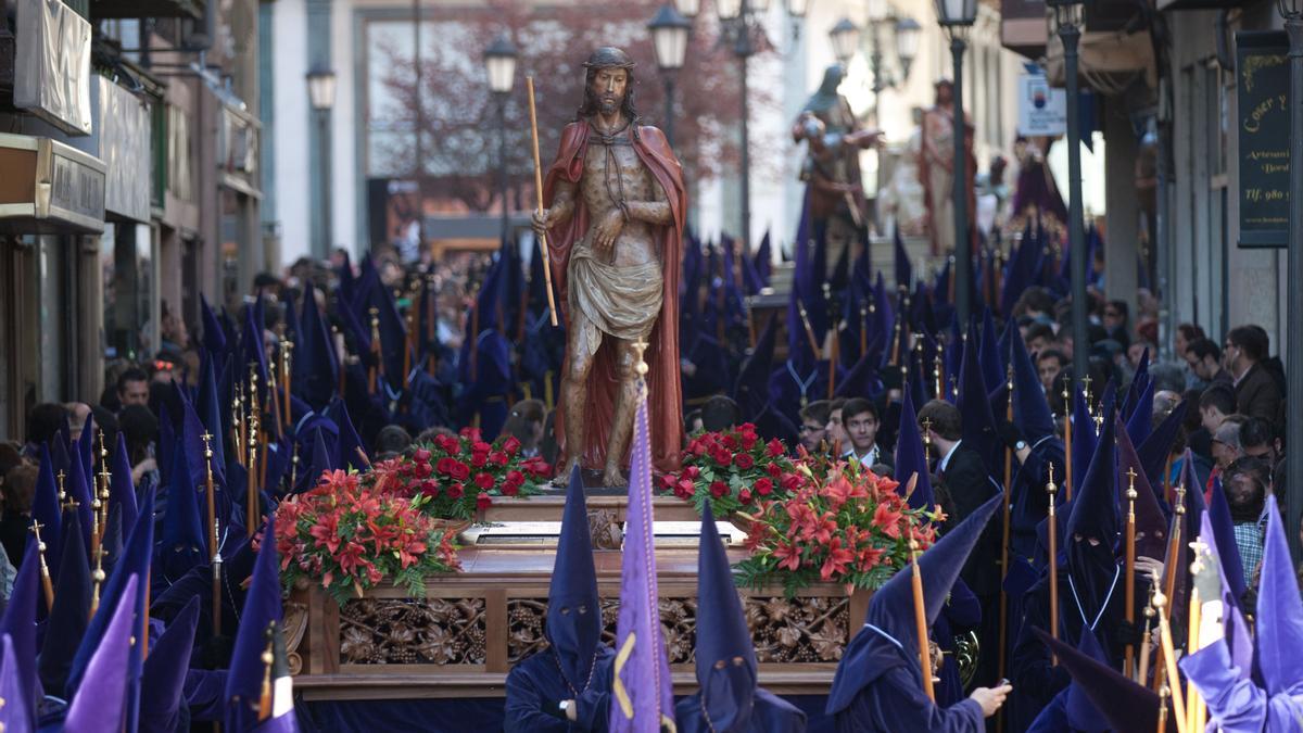 El Ecce Homo, rodeado de cofrades y público en la procesión de la Vera Cruz