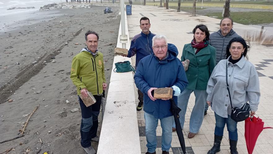 Vecinos y ecologistas critican la presencia de escombros en la nueva arena de la playa de Huelin