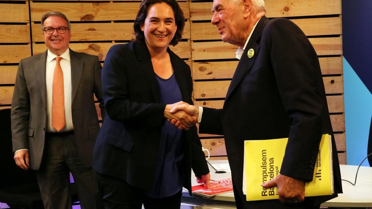 Ada Colau y Ernest Maragall se saludan al final del cara a cara que han mantenido este viernes en la cadena SER.