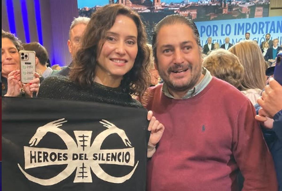 Isabel Díaz Ayuso posa en Zaragoza con la bandera de Héroes del silencio.