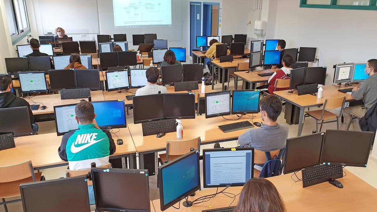 Aula llena de ordenadores en un instituto.