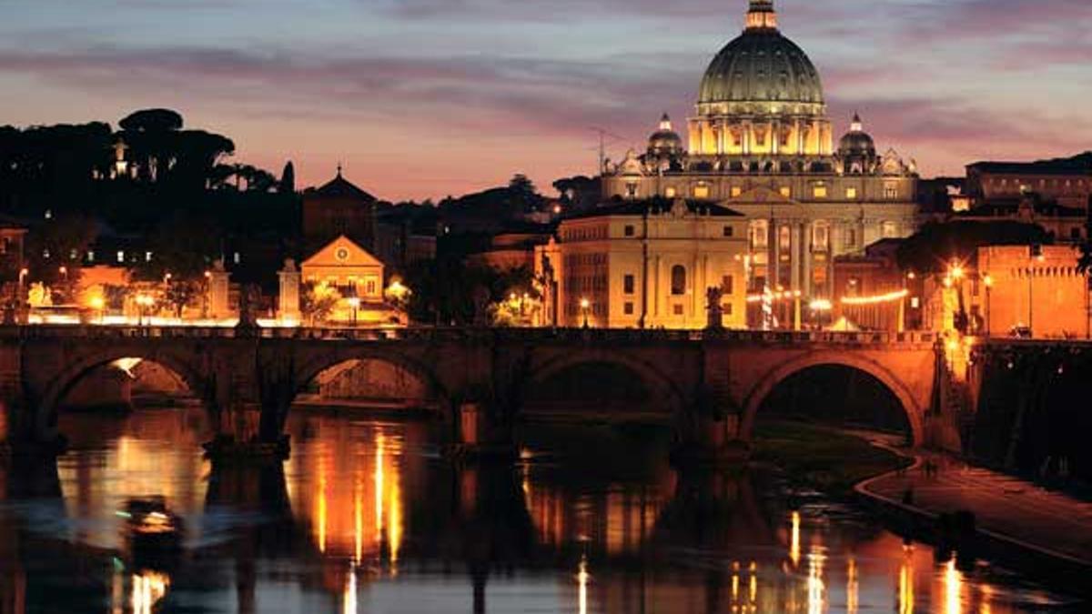 Puente de San Angelo y Basílica de San Pedro al atardecer.