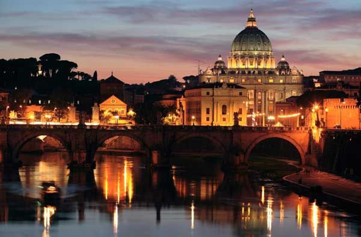 Puente de San Angelo y Basílica de San Pedro al atardecer.