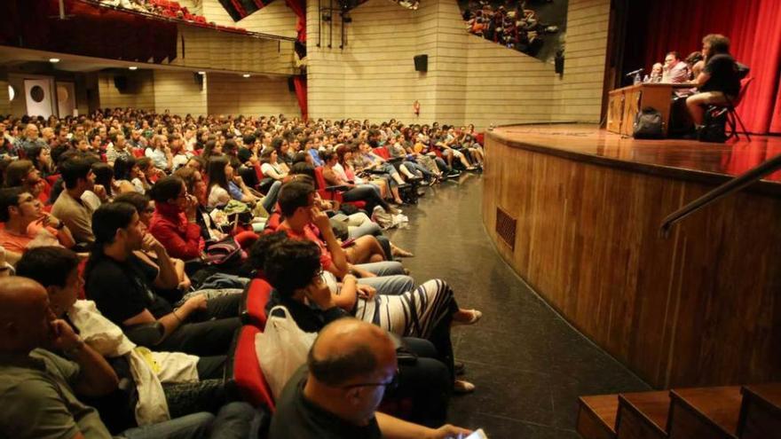 El público que abarrotó la Casa de Cultura durante la mesa redonda.