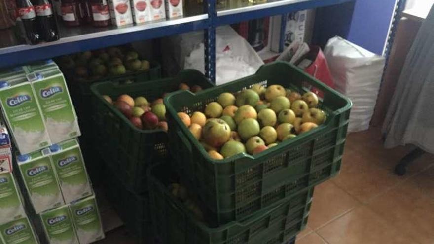 Fruta y otros alimentos almacenados en la despensa cambresa.