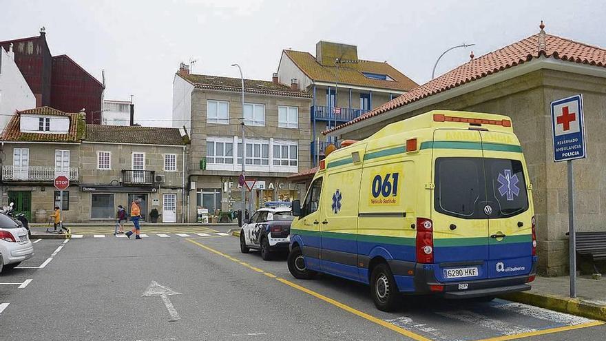 El servicio de ambulancias para el 061 en Bueu tiene su sede en la antigua Casa do Mar. // Gonzalo Núñez