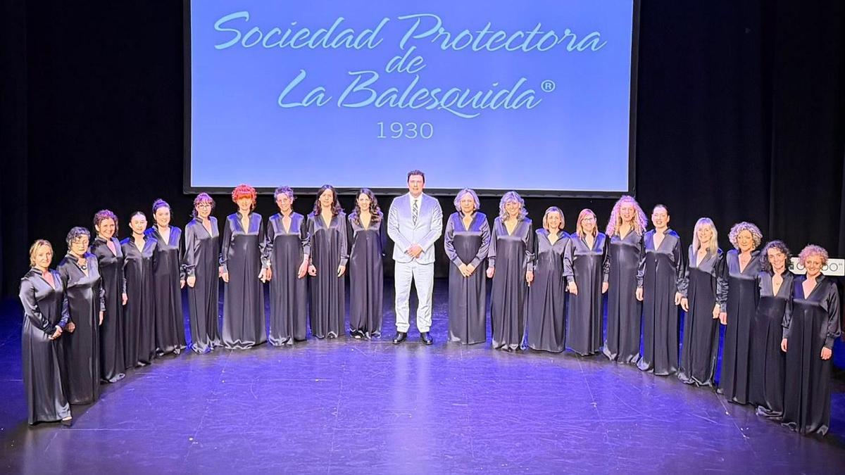 La Schola, con su director David Colado, en el escenario del Filarmónica.