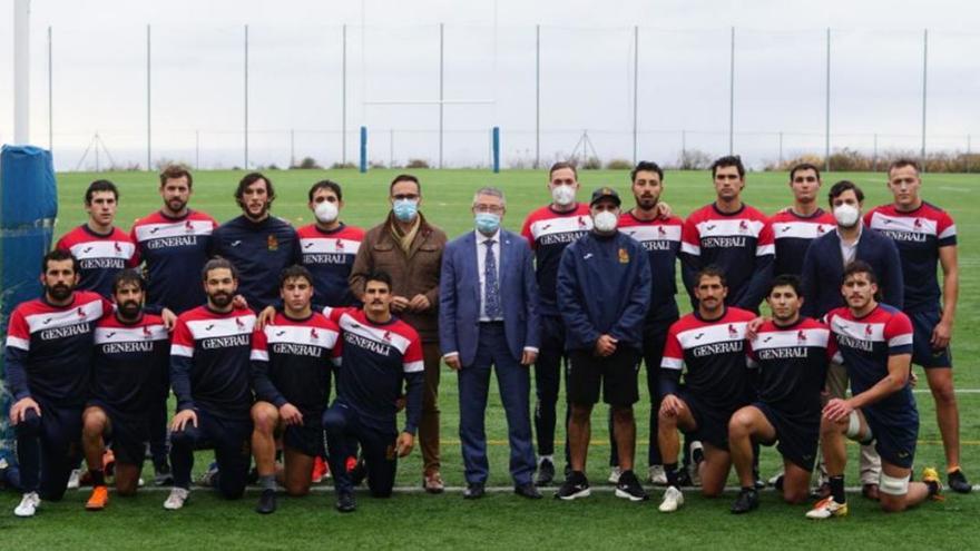 La selección de España de Rugby 7 posa junto al alcalde de Rincón, Francisco Salado, y el edil de Deportes.