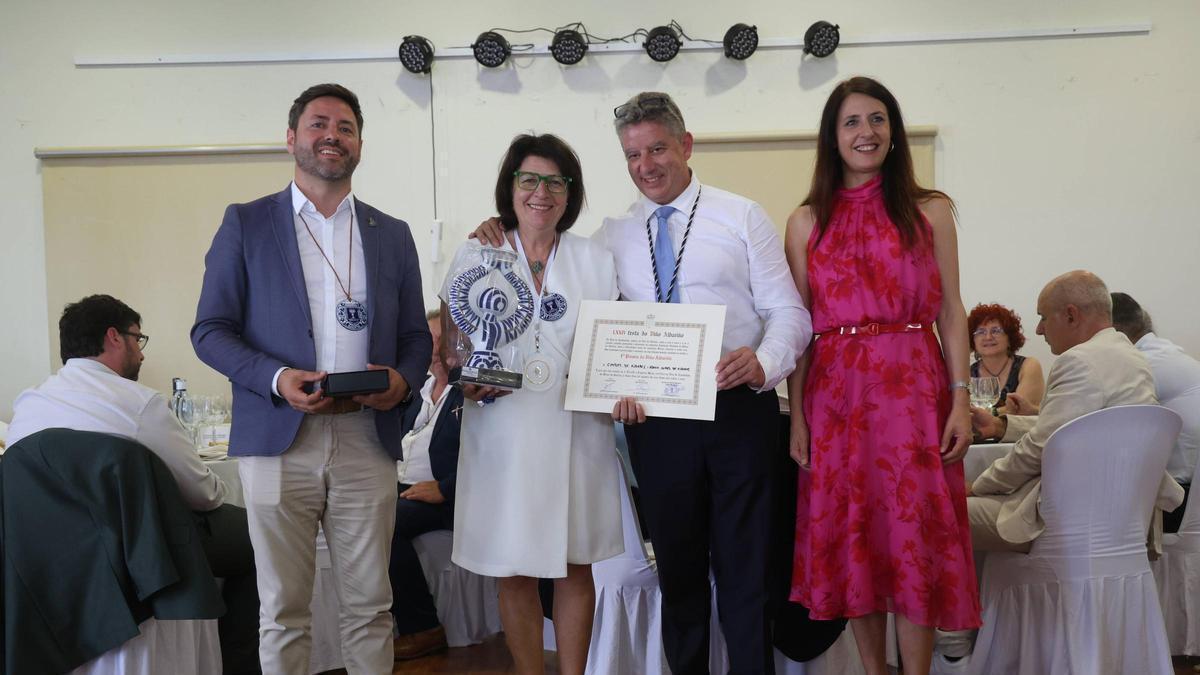 Dolores Calvo recibiendo el premio al mejor vino albariño de 2025.