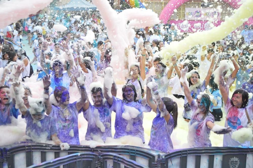 Un millar de personas disfrutan de los ''polvos holi'' en San Pedro