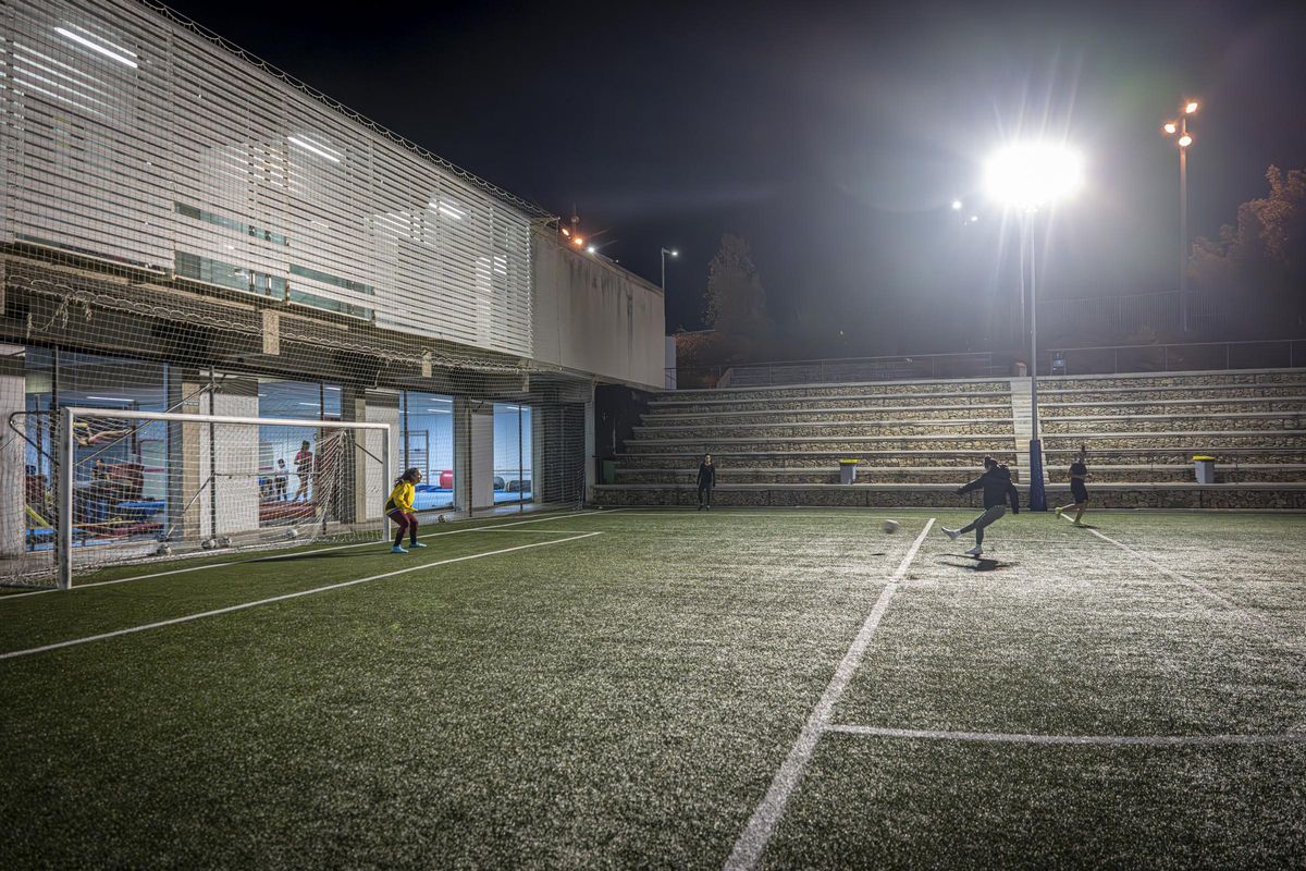 Entrenamiento del primer equipo de fútbol femenino que se crea en el barrio de La Mina