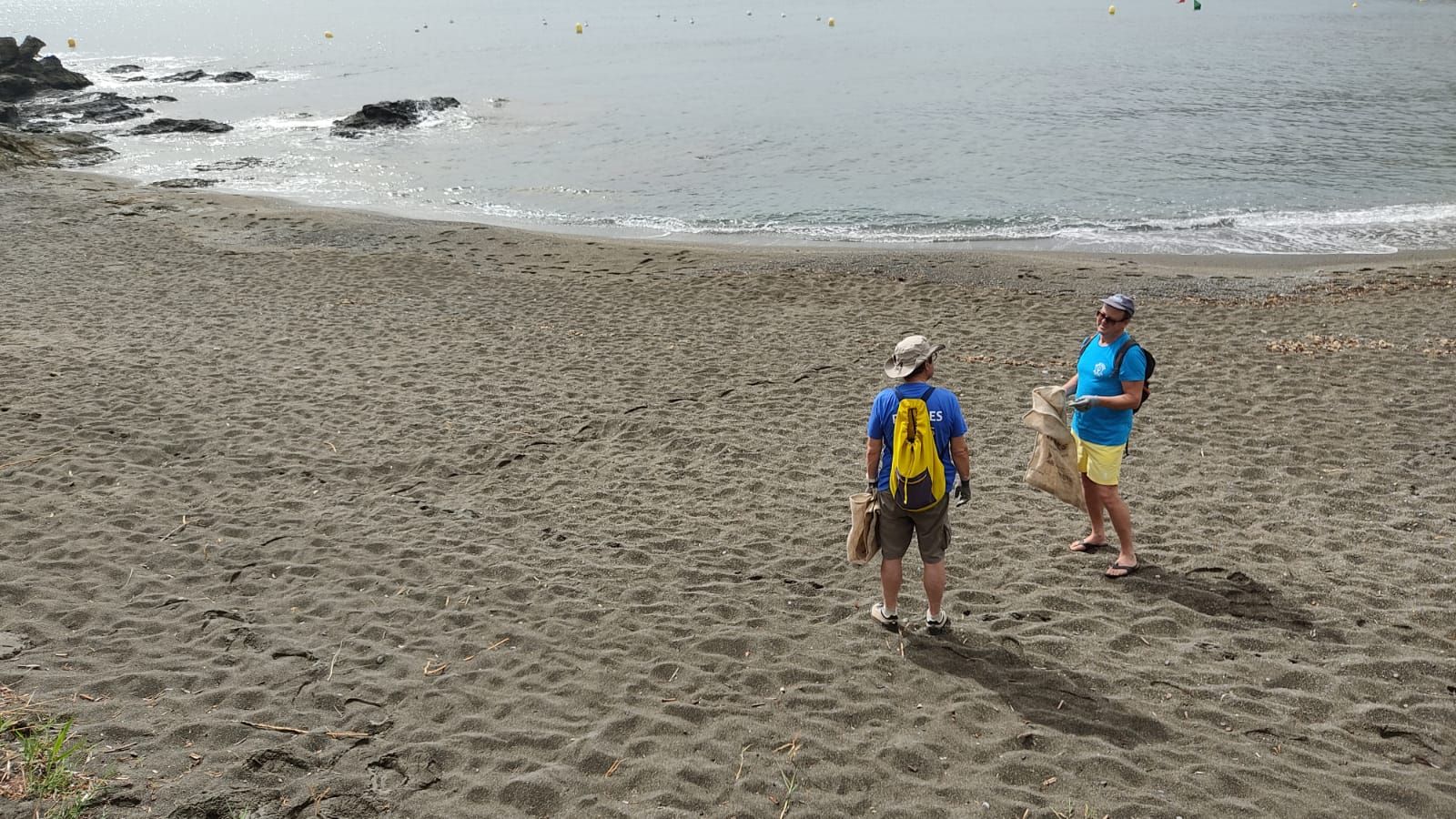 Platges Netes recull brossa i plàstics de diverses cales de Llançà