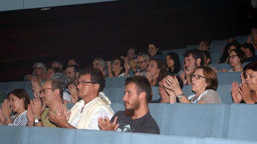 El público disfrutó del concierto de Víctor Coyote en el auditorio de A Illa. // Noé Parga