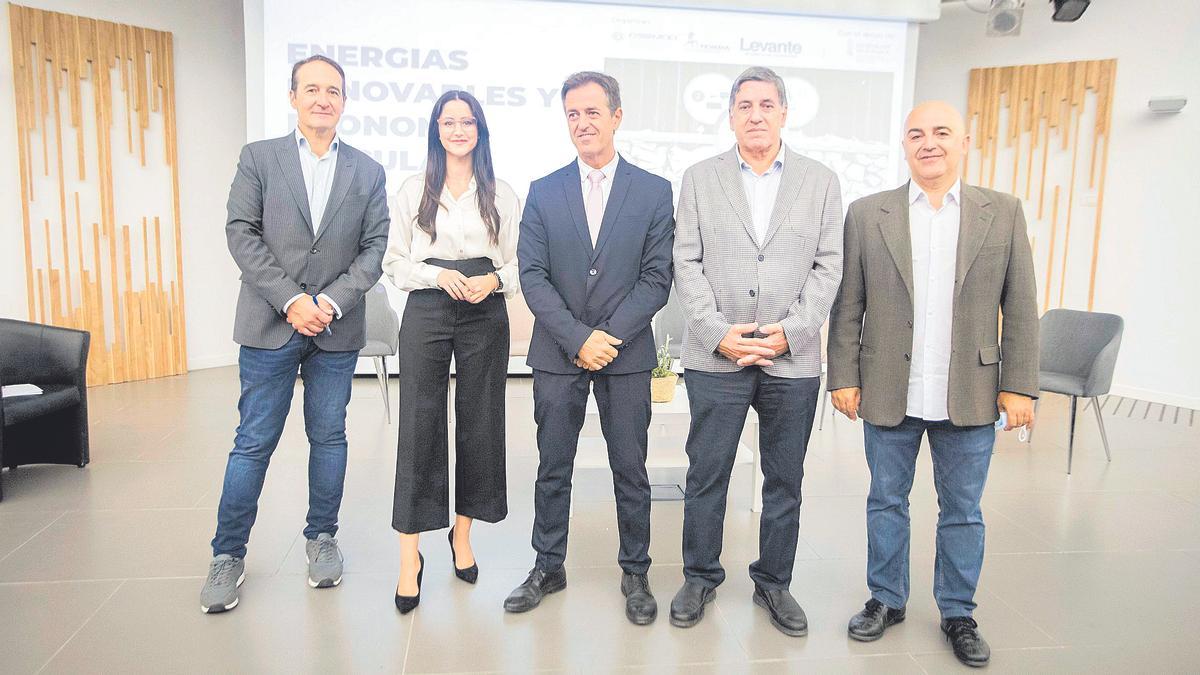 De izquierda a derecha, Kiko Torrent, Patricia Sancho, Alejandro Bermejo, Rafael Pérez y David Valls,  antes del encuentro ‘Energias Renovables y Economía Circular’.