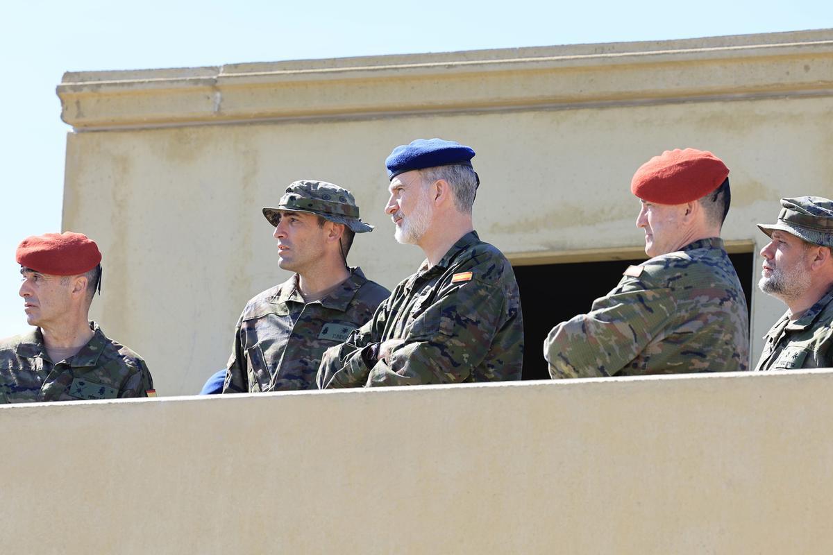 El rey Felipe VI y la infanta Leonor de Boerbón, en las maniobras de los alumnos de la Academia General Militar en el Centro Nacional de Adiestramiento de San Gregorio