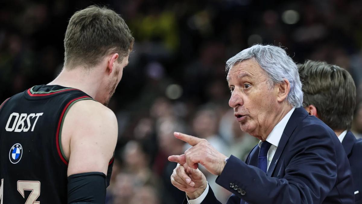 Svetislav Pesic da órdenes a Andreas Obst