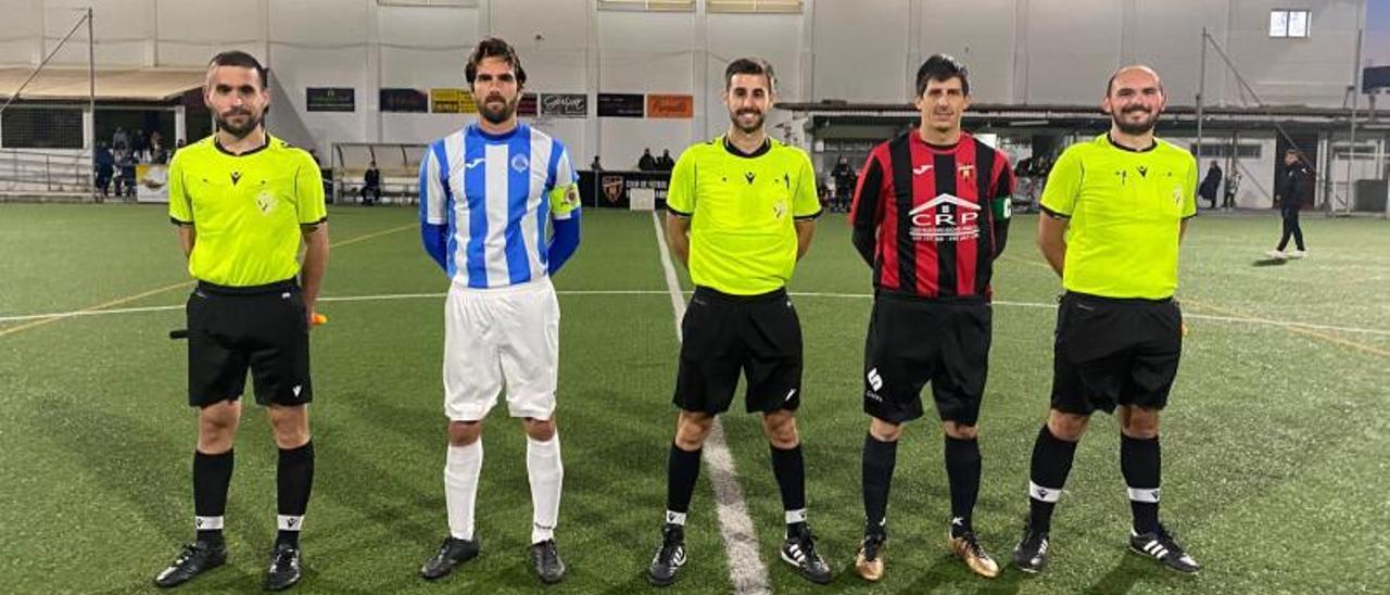 Los capitanes y el trío arbitral del CF Bellreguard-CF Gandia.                    | CF GANDIA