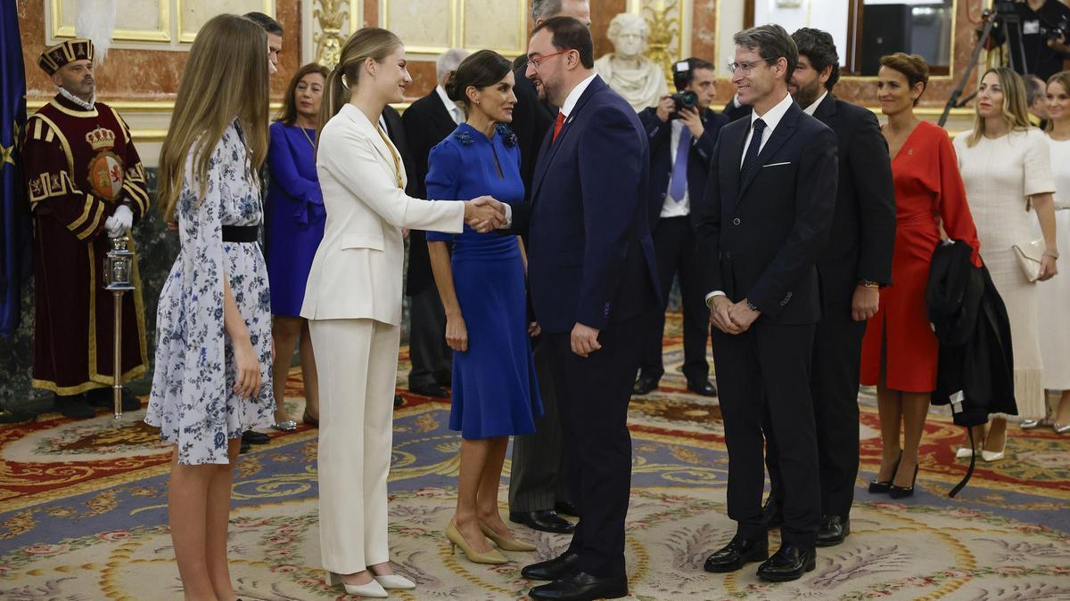 La princesa Leonor saluda a Adrián Barbón, el día de su jura constitucional, el pasado octubre.