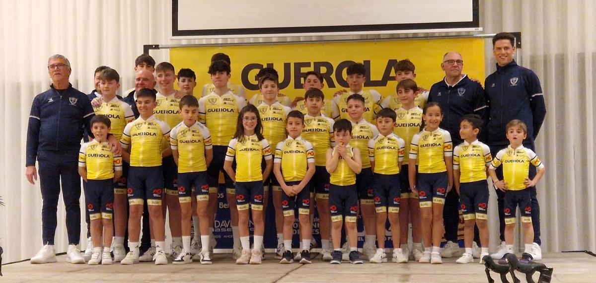 Corredores del Club Ciclista Ontinyent en la presentación del año pasado.