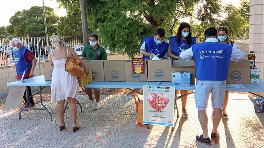 Un momento de la recogida de alimentos en El Rebolledo