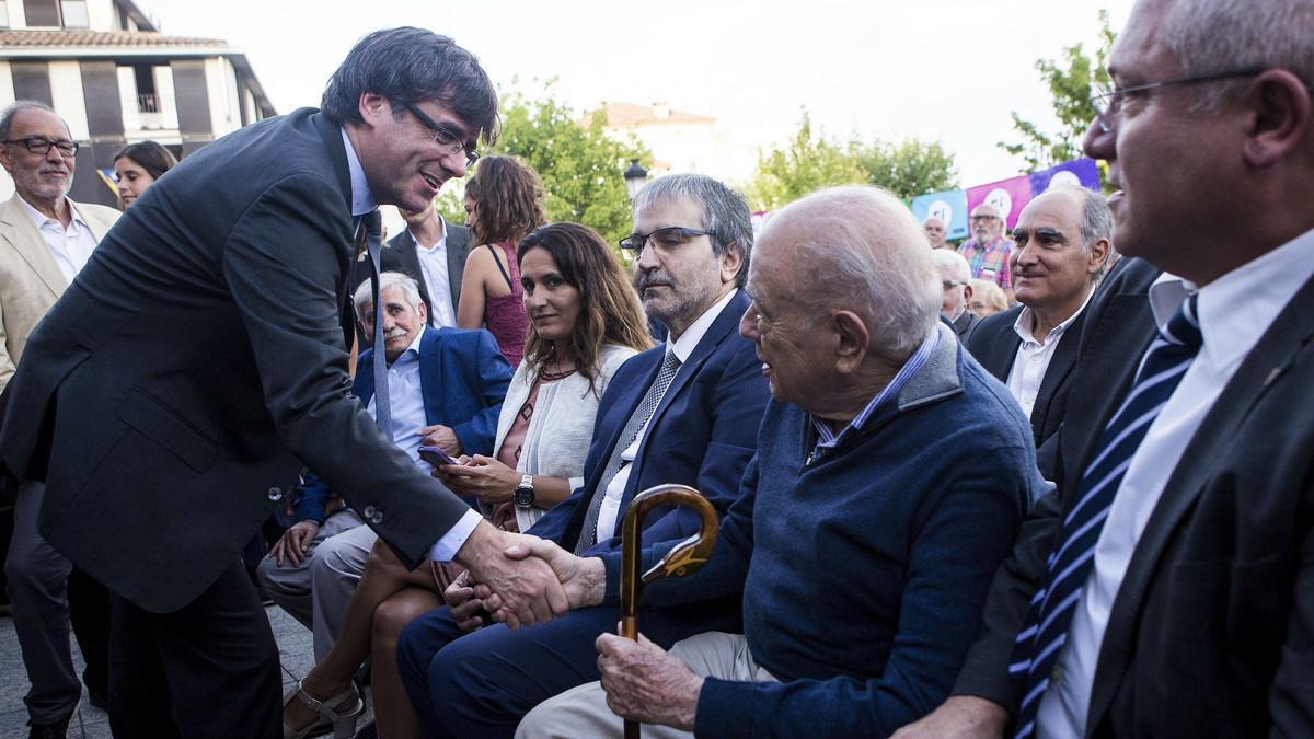 Carles Puigdemont saludando a Jordi Pujol a 1 de agosto de 2017