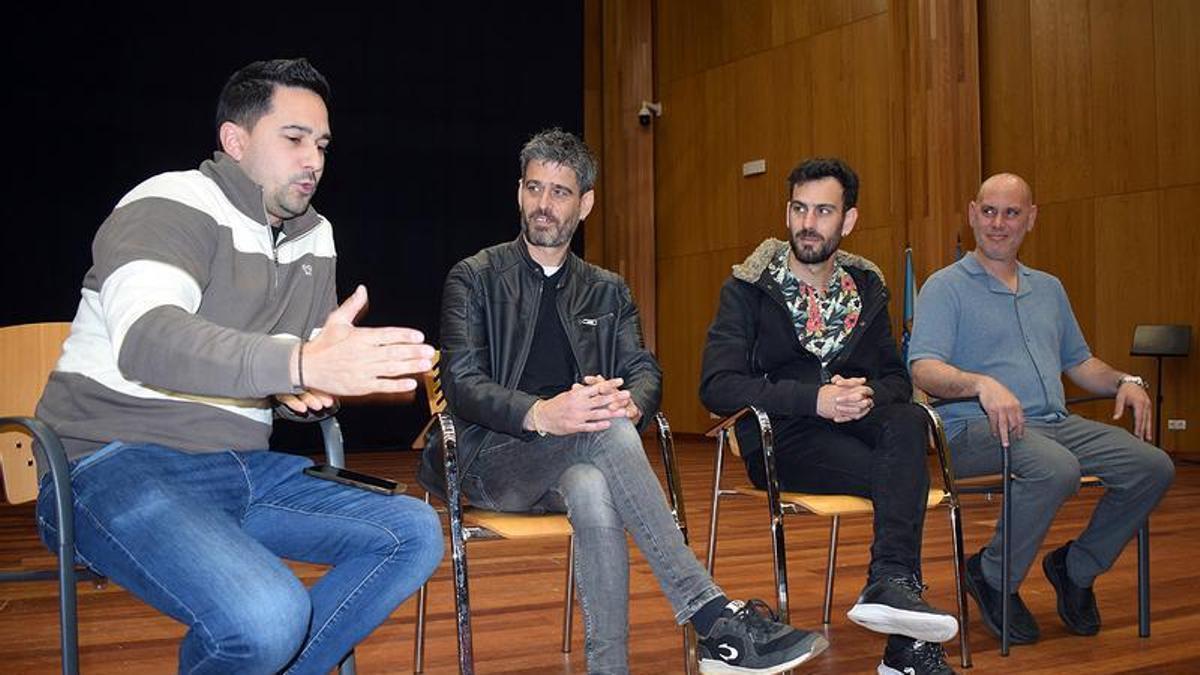 Los componentes del grupo con el concejal de Cultura.