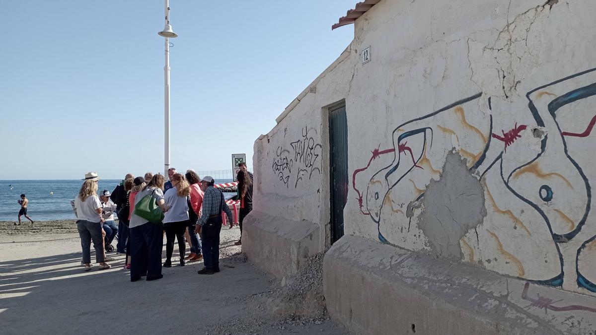 La casa mata donde se proyecta el restaurante da tanto al paseo marítimo de Pedregalejo como al arroyo de los Pilones.