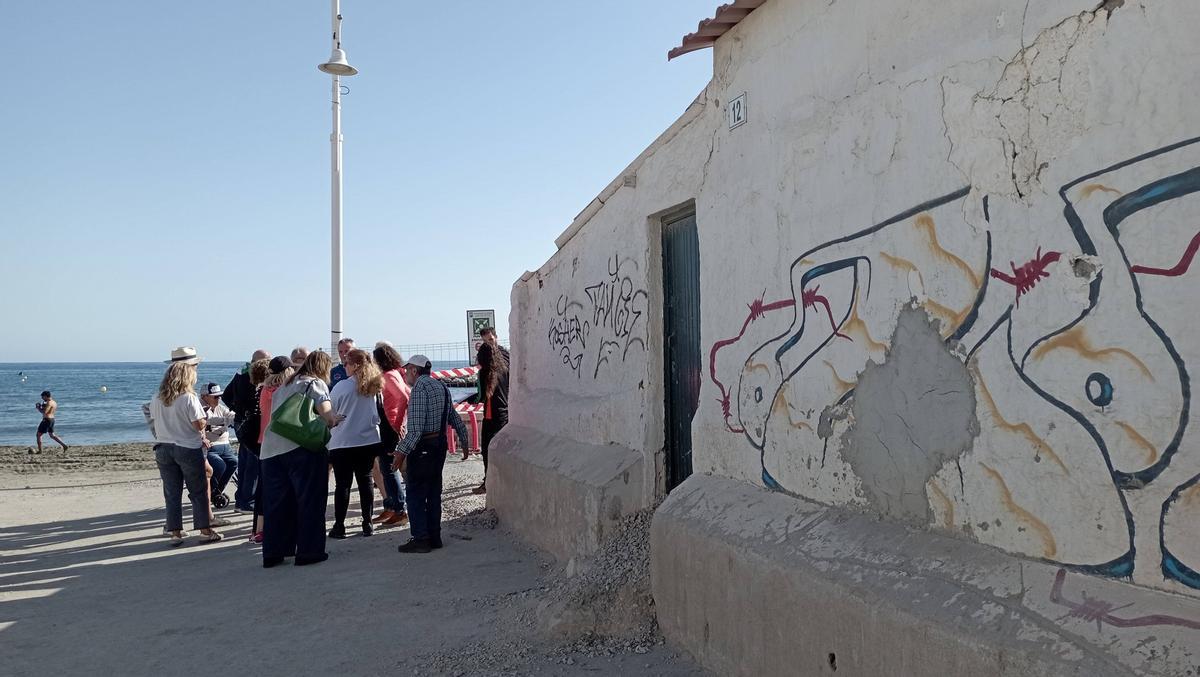 La casa mata donde se proyecta el restaurante da tanto al paseo marítimo de Pedregalejo como al arroyo de los Pilones.