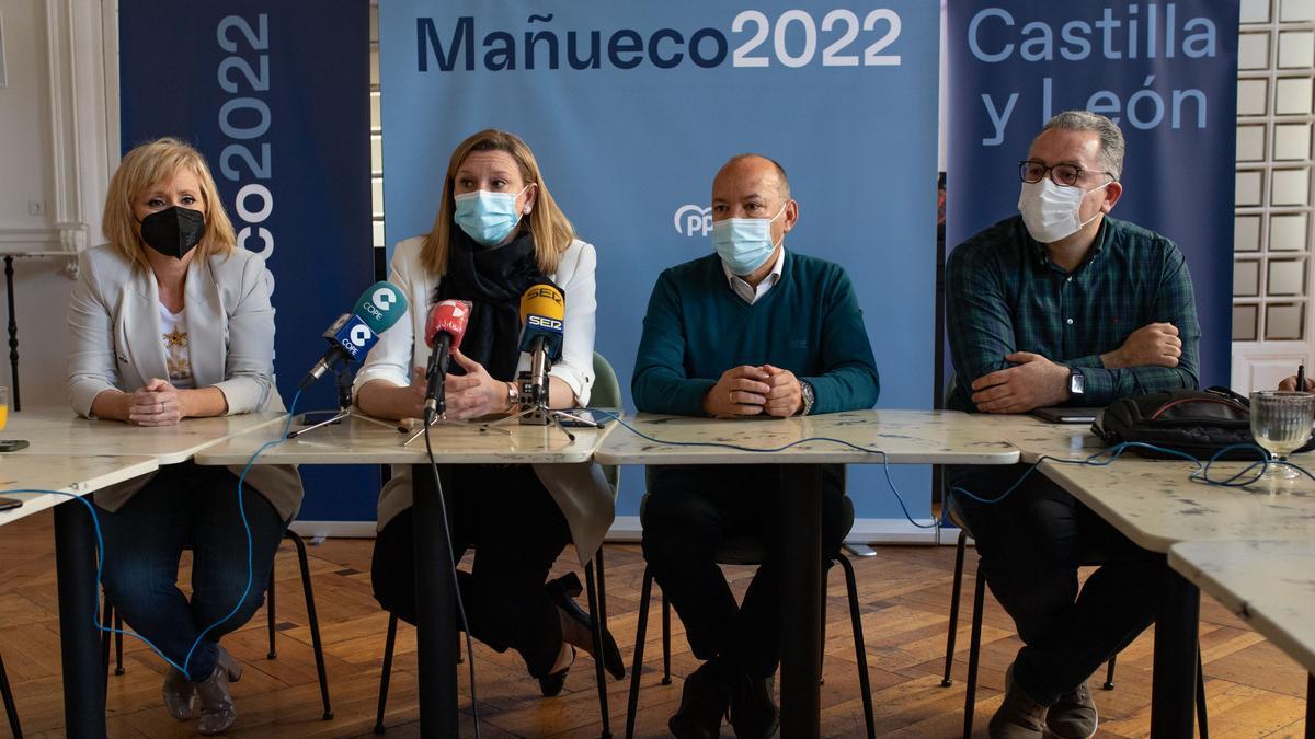 Desde la izquierda, Leticia García, Isabel Blanco, José María Barrios y Jesús María Prada, en el desayuno informativo del balance de campaña electoral