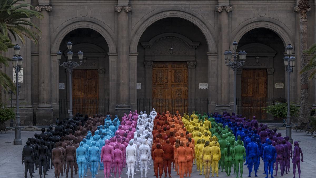 Cientos de personas posan en la Plaza de Santana Ana de Las Palmas de Gran Canaria para el fotógrafo Spencer Tunick.