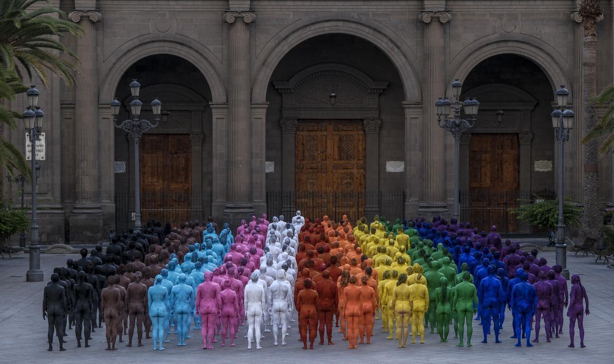 Cientos de personas posan en la Plaza de Santana Ana de Las Palmas de Gran Canaria para el fotógrafo Spencer Tunick.