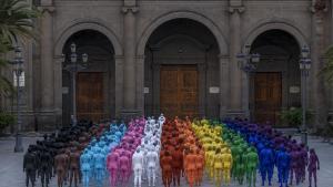 Cientos de personas posan en la Plaza de Santana Ana de Las Palmas de Gran Canaria para el fotógrafo Spencer Tunick.