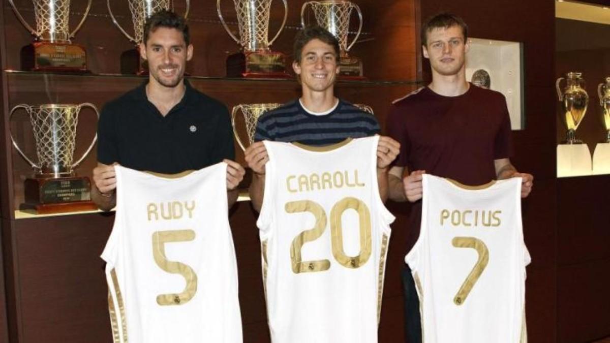 Rudy Fernández, Jaycee Carroll y Martynas Pocius, en su presentación con el Real Madrid