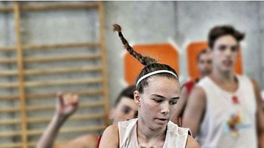 Aina Prats en un partido del Viutbasquet.