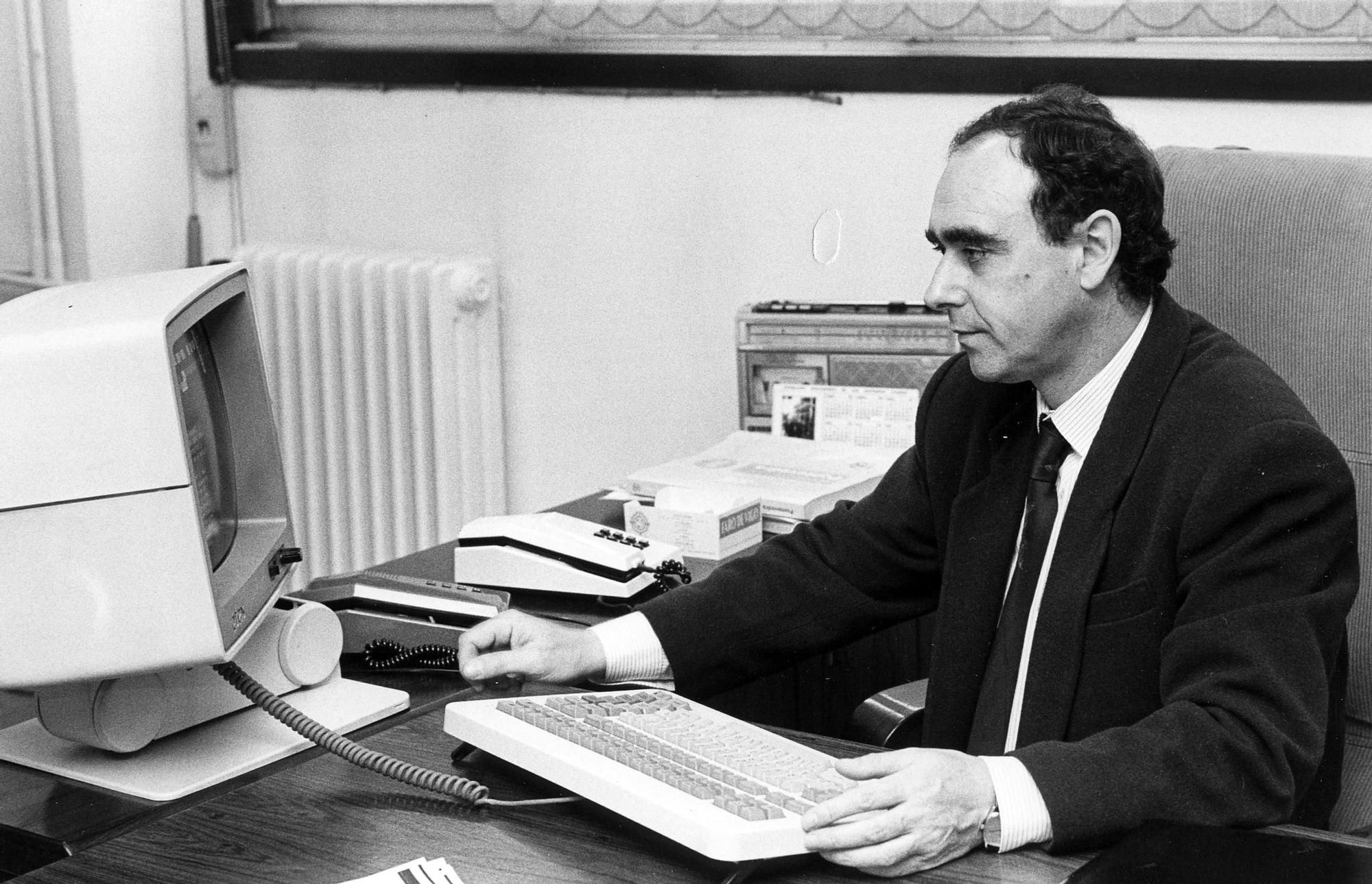 Ceferino de Blas en su despacho en 1991 Cameselle.jpg