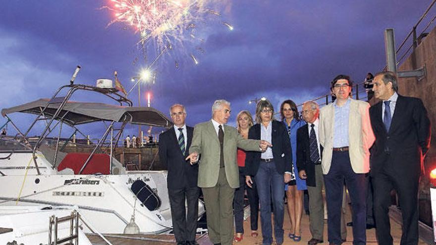 De izquierda a derecha, José Juan Durán, Ricardo Pérez, Lucía Molares, Rosa Quintana, Raquel Díaz, Franco Cobas, Ignacio López-Chaves y José Manuel Figueroa, ayer, en su recorrido por las instalaciones  // R. Grobas