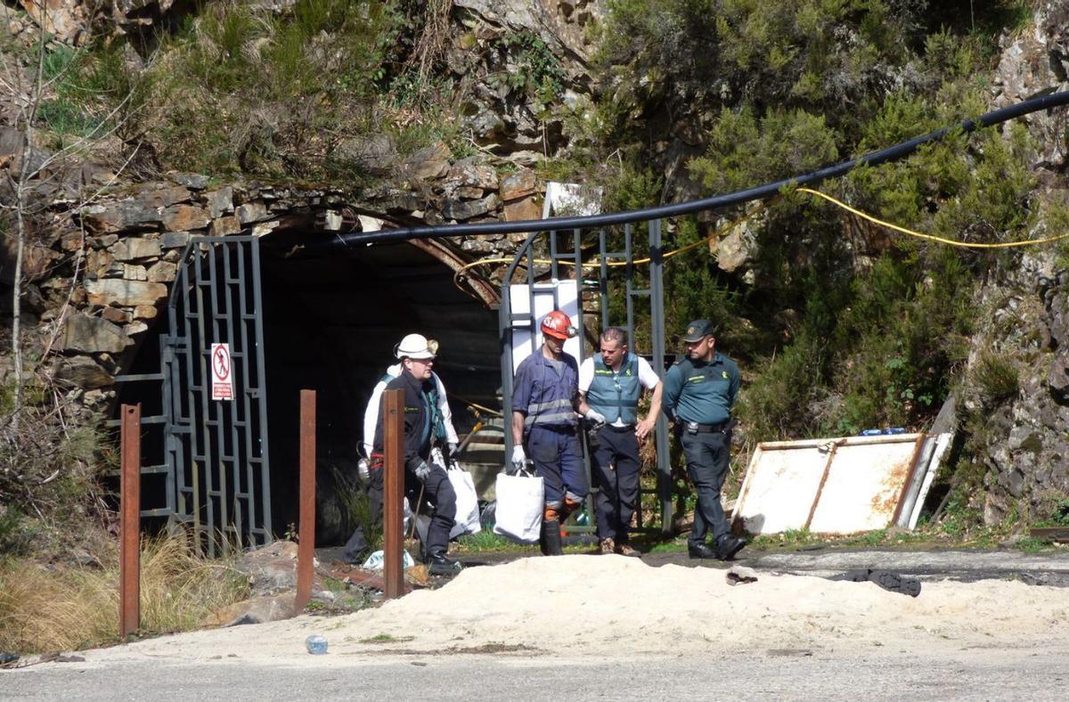 Investigadores en la bocamina del tercer piso de la mina de Cerredo, tras el accidente. | DEMELSA ÁLVAREZ