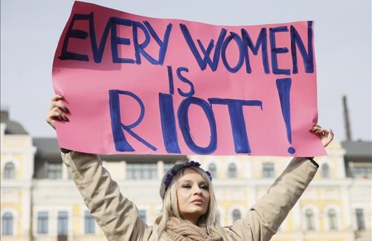 Una mujer con un cartel por la igualdad en Kiev.