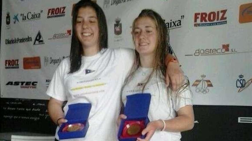 Las dos jóvenes con sus trofeos.