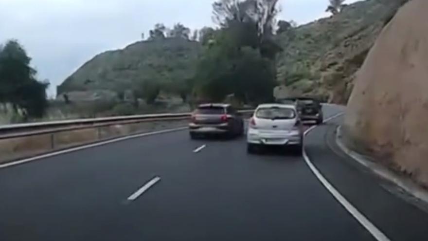 Peligroso adelantamiento en la carretera de Teror: un Volkswagen negro invade el carril contrario a gran velocidad