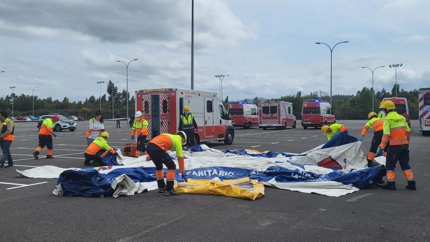 Miembros del SEPA, ayer, durante el simulacro en el aeropuerto de Asturias. | SEPA