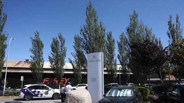 Una patrulla de la Policía Local en el Hospital de O Salnés.